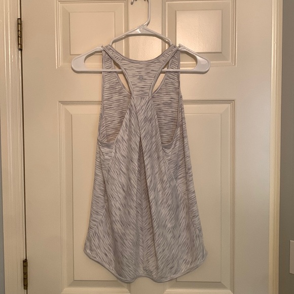 Lululemon tank top size 4. Loose fit and not cropped - Picture 2 of 3